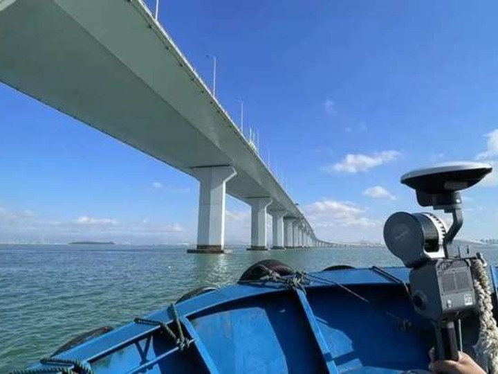 船载扫描设备在跨海大桥下方采集,完成线性基础设施移动测绘。