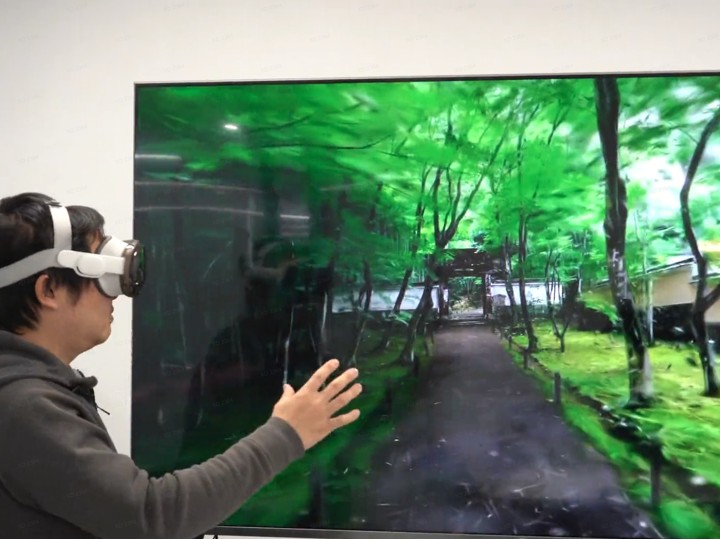 用户佩戴VR头显体验照片级森林场景三维重建,用于XR沉浸娱乐。