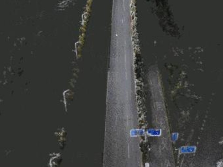 跨水道路及交通标志牌的点云,用于交通资产数字化盘点。