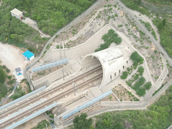 山区铁路隧道口与轨道桥梁的航拍,用于铁路限界与通道测量。