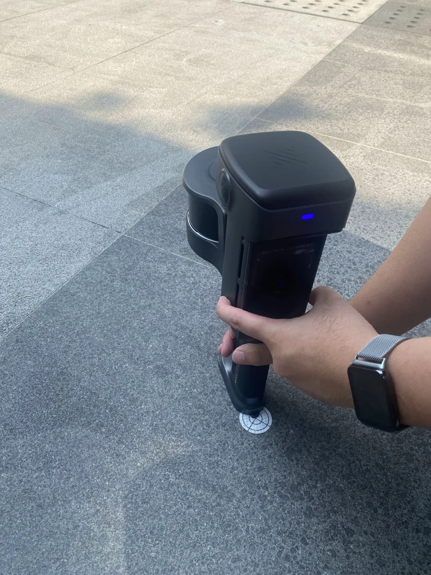 扫描仪尖角对准地面控制点